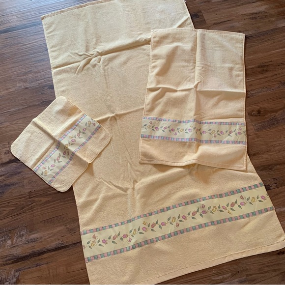 Collections Etc 3-Piece Garden Yellow Pink Towel Set Bath Washcloth - Picture 5 of 6